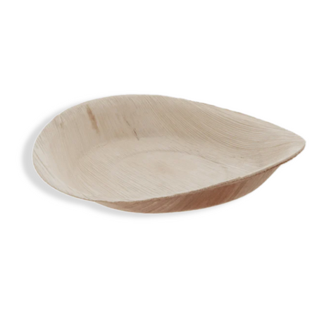 Palmblatt-Teller Ø 24 cm auf rustikalem Holztisch, naturfarben, biologisch abbaubar – ideal für Buffets und umweltfreundliche Gastronomie